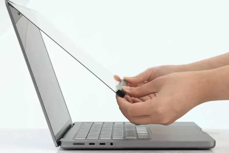 Mac用戶福音？磁吸式「魔法屏幕」為MacBook追加觸控功能